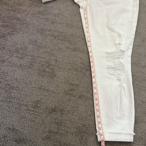 NWT Sincerely Jules Super High Rise White Distressed Mom Jeans Size 9/29 - Picture 6 of 12